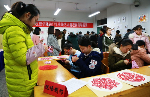 色彩絢麗、喜氣洋洋的活動(dòng)現(xiàn)場(chǎng)