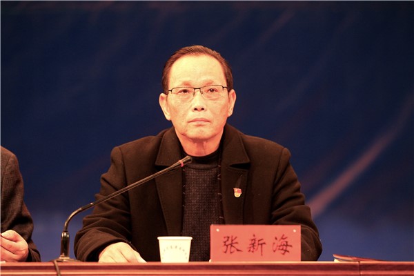 副校長、工會主席張新海宣讀表彰文件