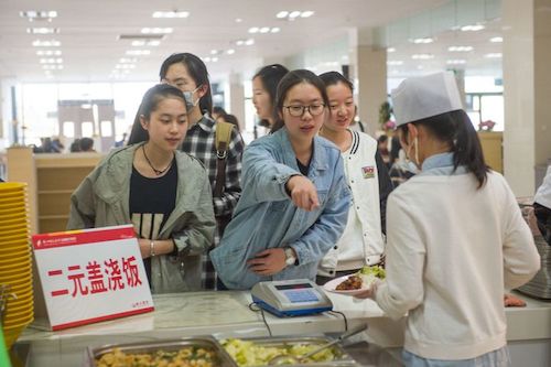 2元蓋澆飯后勤服務(wù)團(tuán)隊(duì)：飄香十余載，暖心不漲價(jià)