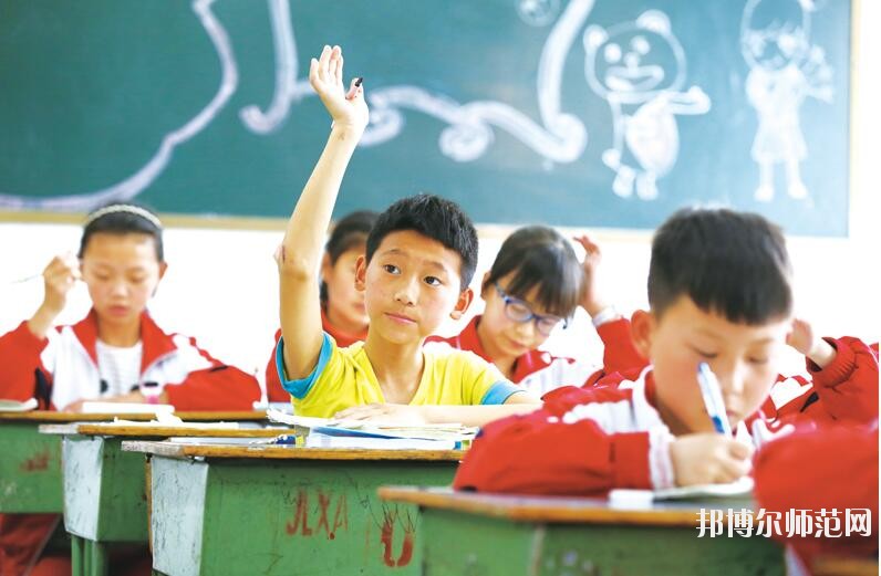 其實這個問題要看你怎么去想。對于文化成績優(yōu)秀的學(xué)生來說，上幼師學(xué)?？隙ň筒恢档昧?而文化成績不是很理想的學(xué)生來說，上幼師學(xué)校就是一個不錯的機會。所以學(xué)生怎么選擇學(xué)校，就要看學(xué)生自己的情況了，畢竟每一個人的情況都是不一樣的。幼師學(xué)校主要是以專業(yè)知識以及技能為主的學(xué)校，為學(xué)生提供學(xué)習(xí)的平臺。  六盤水民族職業(yè)技術(shù)幼兒師范學(xué)校 六盤水市民族職業(yè)技術(shù)學(xué)校(簡稱“六盤水民族職業(yè)技術(shù)幼兒師范學(xué)校”)的前身始建于1986年，并于1990年與六盤水市民族學(xué)校合并。93年更名為六盤水市民族職業(yè)技術(shù)學(xué)校。20多年的辦學(xué)實踐中，取得了不少成就，得到社會的認可。  但普通教育與職業(yè)教育合并辦學(xué)的許多弊端在日積月累中不斷的突現(xiàn)。2009年市委、市政府及市教育局等相關(guān)單位經(jīng)過反復(fù)調(diào)研，多方論證，決定在原商財校校址(八一路50號，軍分區(qū)往上150米)新籌建六盤水民族職業(yè)技術(shù)學(xué)校，使之成為一所獨立的國家級重點職業(yè)學(xué)校，并于2009年秋季招生辦學(xué)。  辦學(xué)規(guī)模  學(xué)校占地面積45356平方米，校園建筑面積17260平方米，現(xiàn)有兩幢教學(xué)樓，共34個教室。一幢大連市政府援建的圖書樓、一幢辦公樓、一幢學(xué)生宿舍、兩個學(xué)生食堂、一個340米跑道足球場、1個珍珠球場、兩個蹴球場和4個籃球場。  獲得榮譽  1997年被評為貴州省重點職業(yè)高中，1999年被評為國家級重點職業(yè)高中，2004年7月通過國家級重點職業(yè)高中評估專家復(fù)評。是貴州省現(xiàn)代教育技術(shù)實驗學(xué)校;貴州省少數(shù)民族傳統(tǒng)體育項目訓(xùn)練基地。全國計算機等級考試點及培訓(xùn)點、貴州省國家第64職業(yè)技能鑒定所、計算機高新技術(shù)考試站、貴州省公務(wù)員計算機應(yīng)用中級培訓(xùn)點、六盤水市財政局會計從業(yè)資格考前培訓(xùn)點及會計技術(shù)教育培訓(xùn)點，勞動與社會保障局下崗職工再就業(yè)培訓(xùn)點，貴州省公務(wù)員電子政務(wù)培訓(xùn)點等。  報名條件  1、身心健康，品德良好。  2、積極向上，積極學(xué)習(xí)。  3、遵紀守法，品行端正，無不良行為，有上進心。  報名方式  凡符合學(xué)校招生條件的學(xué)生持戶口簿、身份證、2張一寸彩色照片到學(xué)校招生就業(yè)辦公室報名。高中畢業(yè)生可在學(xué)校網(wǎng)站上報名。  注意事項  1、新生報名時帶好戶口簿或者身份證原件(或復(fù)印件)，及相關(guān)費用到學(xué)校招生辦報名，并鑒定就業(yè)合同和優(yōu)惠入學(xué)協(xié)議。  2、報名時間：從即日起，到各專業(yè)名額報滿為止。  3、新生開校報到時請帶好戶口本、本人身份證原件，相關(guān)困難證明及交費收據(jù)。  初中畢業(yè)生想要自己以后將來有個好的工作，就要靠自己的努力，學(xué)習(xí)一門比較熱門的專業(yè)去，認真的學(xué)習(xí)，將來你才有一個穩(wěn)定的工作，穩(wěn)定的收入，以上是小編為同學(xué)們推薦的關(guān)于幼師學(xué)校的基本介紹，希望對同學(xué)們有所幫助，欲知更多學(xué)校詳情，請關(guān)注邦博爾幼師學(xué)校招生網(wǎng)。