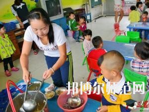遵義2020年幼師學(xué)校有哪些科目?我們知道幼師專業(yè)是屬于一個學(xué)習(xí)內(nèi)容比較多的專業(yè)，因為是小朋友的啟蒙階段，同學(xué)們自己在報讀本專業(yè)的時候很多的同學(xué)都不知道到底是學(xué)一些什么?于是都來問道小編，小編就來給大家說一下關(guān)于學(xué)?？颇康氖虑榕?。  幼師學(xué)校學(xué)習(xí)專業(yè)課程 1、幼兒教育學(xué)  了解現(xiàn)代教育、幼兒教育的新觀念、新思想、新信息，結(jié)合我國幼兒教育改革中的新問題、新情況，將理論的闡述和幼兒教育實踐中的問題結(jié)合起來，進行具體分析和指導(dǎo)。  2、幼兒心理學(xué)  了解幼兒的認知和言語發(fā)展的特點和規(guī)律、幼兒的情緒、個性與社會性發(fā)展的關(guān)系及幼兒的活動心里。能依據(jù)幼兒特點，利用所學(xué)相關(guān)知識，初步具備幼兒園基層崗位幼兒教師的工作能力。培養(yǎng)學(xué)生具有誠實守信、善于溝通和合作的品質(zhì)。  3、幼師英語  根據(jù)幼師學(xué)生的英語水平和專業(yè)特點，從聽、說、讀、寫四個方面全方位的培養(yǎng)學(xué)生，讓學(xué)生掌握基本語法知識、語音知識、日常用語，提高學(xué)生的口語交際技能和綜合閱讀、寫作能力。讓學(xué)生在學(xué)習(xí)過程中發(fā)展綜合語音運用能力，提高人文素養(yǎng)，增強實踐能力，培養(yǎng)創(chuàng)新精神。  4、幼兒園組織與管理  讓學(xué)生了解幼兒園組織與管理的基本原理和內(nèi)容，掌握幼兒園組織與管理的基本規(guī)律，學(xué)會用所學(xué)專業(yè)理論解決實際工作中遇到的管理問題。結(jié)合案例分析，培養(yǎng)學(xué)生的思辨意識、創(chuàng)新意識，提高學(xué)生與時俱進的管理理念，為學(xué)生今后從事幼兒園教育工作和管理工作奠定良好的基礎(chǔ)，具有較強的實用性和可操作性。  學(xué)前教育前景好不好 學(xué)前教育上的現(xiàn)在已經(jīng)有越來越多的人關(guān)注，就業(yè)前景上的非常不錯的一個職業(yè)了，在現(xiàn)階段學(xué)前教育專業(yè)就業(yè)率上也在一直上升，我國對于學(xué)前教育上的重視的提升，也為學(xué)前教育專業(yè)人才提供了較好的就業(yè)機會，使得社會上的對于學(xué)前教育人才上的甚至出現(xiàn)了供不應(yīng)求的現(xiàn)象，學(xué)前教育現(xiàn)階段也已經(jīng)成為一個非常重要的教育階段，擁有高素質(zhì)的學(xué)前教育人才對于整個教育事業(yè)上的也能夠起到一個促進和發(fā)展的作用。  幼師專業(yè)上就業(yè)前景也是比較好的，現(xiàn)階段社會上的對于幼師的需求也越來越多了，對于早期教育上的重視度的提升，使得幼師人才成為現(xiàn)階段社會上的所需要的重要人才選擇。  我們可以看到幼師專業(yè)學(xué)習(xí)的是很多的，小編給大家列舉了一些專業(yè)課程，其實這個專業(yè)是一個需要自己花費很多心力來學(xué)習(xí)的專業(yè)，同學(xué)們學(xué)習(xí)的內(nèi)容是很廣泛的，不過這個專業(yè)只要學(xué)好了，將來在就業(yè)方面就會很不錯，所以，希望選擇這個專業(yè)的同學(xué)都能掌握足夠的專業(yè)知識哦。