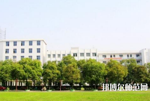 對(duì)于幼師學(xué)校的選擇，男生和女生是一樣的?，F(xiàn)在大部分學(xué)校的幼師專業(yè)在進(jìn)行招生的時(shí)候，其實(shí)男生和女生的招生計(jì)劃是統(tǒng)一的，學(xué)校對(duì)學(xué)生的性別并沒有要求。所以，小伙伴們選擇幼師學(xué)校的重點(diǎn)不應(yīng)該是這所學(xué)校適合男生還是適合女生，而是這所學(xué)校本身的辦學(xué)條件好不好，以及學(xué)校的優(yōu)勢(shì)以及劣勢(shì)有哪些等等。接下來，對(duì)南昌理工職業(yè)中等專業(yè)學(xué)校感興趣的小伙伴們可以一起來看一看這所學(xué)校的具體情況。  南昌理工職業(yè)中等專業(yè)學(xué)校辦學(xué)理念 學(xué)校以“辦學(xué)校，不開學(xué)店，造福炎黃子孫!”為宗旨，遵循黨的教育方針，倡導(dǎo)“誠(chéng)實(shí)、博愛、勤奮、自強(qiáng)”的校訓(xùn)，按照“理論夠用，注重實(shí)踐”的原則，為社會(huì)經(jīng)濟(jì)建設(shè)培養(yǎng)“一專多能”的應(yīng)用型人才。畢業(yè)生深受用人單位的歡迎。 例如推薦在“啟悅電子廠”工作的同學(xué)進(jìn)廠第九天，就對(duì)8086高壓擊穿儀進(jìn)行技術(shù)改造，降低了勞動(dòng)強(qiáng)度，提高了生產(chǎn)效率。該廠董事長(zhǎng)吳德和先生專程由臺(tái)北趕來我?？疾?，并當(dāng)即簽定了廠校合作協(xié)議。  接著我校又與深圳新飛通、深圳捷迪訊、上海偉創(chuàng)力、上海先進(jìn)半導(dǎo)體、上海華微、杭州矢崎、蘇州生益科技、上海攜程旅行網(wǎng)等20多家公司建立了合作伙伴關(guān)系?？梢哉f：“選擇理工，就業(yè)輕松!” 學(xué)校與南昌航空大學(xué)聯(lián)合辦學(xué)，是南昌航空大學(xué)繼續(xù)教育學(xué)院教學(xué)點(diǎn)，依托南昌航空大學(xué)的人才、圖書、先進(jìn)的教學(xué)設(shè)施，資源共享。學(xué)校有一支政治素質(zhì)高、教學(xué)和管理經(jīng)驗(yàn)豐富的專兼職師資隊(duì)伍，正副教授、高級(jí)教師近半，其中不少曾獲得“最佳授課教師”的稱號(hào)。  南昌理工職業(yè)中等專業(yè)學(xué)校教學(xué)設(shè)置 學(xué)校除精湛的理論教學(xué)外，還設(shè)有圖書閱覽室、計(jì)算機(jī)中心、語(yǔ)音室和電工、電子、機(jī)電、機(jī)械加工、數(shù)控、酒店管理等實(shí)驗(yàn)室能安排學(xué)生進(jìn)行多種實(shí)驗(yàn)，“邊講邊練，講練結(jié)合”，確保學(xué)生動(dòng)手能力的培養(yǎng)。 學(xué)校采取多層次、開放性辦學(xué)和封閉式管理。不僅注重教育質(zhì)量，更注重道德品質(zhì)和綜合素質(zhì)教育。教育管理嚴(yán)格，始終把學(xué)校的安全工作放在首位，在2005-2010職業(yè)高校年檢中，得到市教育局有關(guān)領(lǐng)導(dǎo)的表?yè)P(yáng)，連續(xù)被評(píng)為職業(yè)教育辦學(xué)先進(jìn)單位。  南昌理工職業(yè)中等專業(yè)學(xué)校報(bào)名手續(xù) 即日起可到校招生辦或當(dāng)?shù)匚倚Ｕ猩c(diǎn)報(bào)名，或來函來電報(bào)名、網(wǎng)上報(bào)名。  本地區(qū)的應(yīng)屆初中畢業(yè)生可在就讀中學(xué)填中考志愿報(bào)名。  報(bào)到時(shí)帶好戶口本，五張一寸免冠照片和初高中畢業(yè)證書。  小編總結(jié) 南昌理工職業(yè)中等專業(yè)學(xué)校是一所按照“理論夠用，注重實(shí)踐”的原則，為社會(huì)經(jīng)濟(jì)建設(shè)培養(yǎng)“一專多能”的應(yīng)用型人才的中專學(xué)校，學(xué)校開設(shè)有幼師類的專業(yè)，對(duì)幼師行業(yè)感興趣的初中畢業(yè)生可以多加關(guān)注這所學(xué)校。接下來小伙伴們可以去到學(xué)校官網(wǎng)對(duì)學(xué)校做進(jìn)一步的了解。當(dāng)然，在南昌還有開設(shè)有幼師類專業(yè)的其他學(xué)校，大家也可以看看其他的學(xué)校怎么樣，做一個(gè)比較，然后選擇出最適合自己的一所。