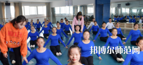隨著社會(huì)的進(jìn)步，人們的生活得到了全面的改善，開始重視自己子女的教育，對(duì)教育人才的教學(xué)水準(zhǔn)就要求更高，使得很多學(xué)生都想要報(bào)考幼師學(xué)校。如果大家已經(jīng)做出了決定，要上幼師學(xué)校，就一定要盡早去了解學(xué)校信息。你越早了解學(xué)校，你可以選擇的學(xué)校就越多，就越能找到適合你的學(xué)校。幼師工作工作也相對(duì)輕松，不用從事體力勞動(dòng)。現(xiàn)在家長(zhǎng)對(duì)孩子的教育非常看重，幼兒園也越來(lái)越正規(guī)，都需要幼師幼師從業(yè)資格證。  思南中等職業(yè)學(xué)校辦學(xué)條件 學(xué)校老校區(qū)占地面積120.6畝，新校區(qū)200畝，校園拓展空間大。校內(nèi)布局分為：教學(xué)區(qū)、實(shí)驗(yàn)實(shí)訓(xùn)區(qū)、產(chǎn)教結(jié)合區(qū)、生活區(qū)、行政辦公區(qū)、體育運(yùn)動(dòng)區(qū)、美化綠化區(qū)等。各場(chǎng)所均按標(biāo)準(zhǔn)設(shè)計(jì)規(guī)劃，達(dá)到國(guó)家示范校要求的學(xué)校教學(xué)、實(shí)訓(xùn)、師生學(xué)習(xí)、工作、生活等方面需要的效果。  思南中等職業(yè)學(xué)校目標(biāo)明確 學(xué)校培養(yǎng)目標(biāo)明確，人才“出口”暢通，堅(jiān)持德育為先，技能為重，全面發(fā)展與特長(zhǎng)發(fā)展相結(jié)合。圍繞“自強(qiáng)篤行、厚德精技”的校訓(xùn)，堅(jiān)持“四自”(自信、自強(qiáng)、自律、自愛)、“四會(huì)”(學(xué)會(huì)做人，學(xué)會(huì)做事，學(xué)會(huì)求知，學(xué)會(huì)生活)的教育培養(yǎng)目標(biāo)。  實(shí)行考與教分離，重視學(xué)生職業(yè)技能大賽，以賽促學(xué)，以賽促教;重視教師、學(xué)生下企業(yè)參與一線生產(chǎn)實(shí)踐，重視創(chuàng)建“校企聯(lián)動(dòng)”、“工學(xué)結(jié)合”、“教學(xué)做一體”的人才培養(yǎng)模式，畢業(yè)生就業(yè)并能與企業(yè)接軌，與農(nóng)戶融合，人才培養(yǎng)質(zhì)量顯著提高。  銅仁碧江中等職業(yè)學(xué)校簡(jiǎn)介 銅仁市碧江區(qū)中等職業(yè)學(xué)校創(chuàng)辦于1989年，是一所隸屬于碧江區(qū)人民政府的貴州省示范性中等職業(yè)學(xué)校。學(xué)校規(guī)劃占地面積420畝，規(guī)劃建筑面積13萬(wàn)余平方米，總投資約5.8億元。教學(xué)區(qū)、生活區(qū)、運(yùn)動(dòng)區(qū)、綠化區(qū)布局合理，功能設(shè)施完善，環(huán)境優(yōu)美，地處銅仁市川硐教育園區(qū)桃園大道北側(cè)，毗鄰銅仁幼專、貴州健康職業(yè)學(xué)院，有著豐富的文化資源和育人氛圍。  學(xué)校自2013年搬遷至川硐教育園區(qū)以來(lái)，領(lǐng)導(dǎo)班子帶領(lǐng)廣大教師銳意進(jìn)取，和諧奮進(jìn)，確立了“發(fā)展教師、成就學(xué)生、服務(wù)社會(huì)”的辦學(xué)理念，圍繞“辦出特色、形成風(fēng)格、爭(zhēng)創(chuàng)一流”的辦學(xué)目標(biāo)，形成了“醫(yī)護(hù)為主、產(chǎn)教結(jié)合、校企合作”的辦學(xué)特色。  現(xiàn)在整體新生人口的增量將直接體現(xiàn)在幼兒園在園人數(shù)的增加，我國(guó)當(dāng)前幼師行業(yè)的需求還是很大的，遠(yuǎn)遠(yuǎn)不足國(guó)家的計(jì)劃，所以從事幼師行業(yè)前景是很好的。幼兒園、教育機(jī)構(gòu)、培訓(xùn)機(jī)構(gòu)、藝體教育行業(yè)等相關(guān)行業(yè)都需要大量新型教育人才，學(xué)生選擇了教育行業(yè)正好符合當(dāng)今的教育的需求，所以對(duì)同學(xué)們來(lái)講就業(yè)前景是非常具有潛力化的。