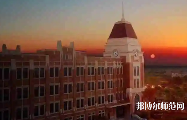 對(duì)于很多不了解學(xué)校的學(xué)生來說讀書的時(shí)候要面臨著很多信息的接受，就拿簡單的填寫志愿來說，提前就需要了解清楚很多的學(xué)校，對(duì)于學(xué)校的基礎(chǔ)信息需要掌握比較好才可以的，最近有同學(xué)們來問小編學(xué)校的招生代碼，小編就來給同學(xué)們整理一下。  上海外國語師范大學(xué)賢達(dá)經(jīng)濟(jì)人文學(xué)院虹口校區(qū)代碼 學(xué)校代碼：13636  上海外國語師范大學(xué)賢達(dá)經(jīng)濟(jì)人文學(xué)院虹口校區(qū)拓展閱讀 基礎(chǔ)教學(xué)部基礎(chǔ)教學(xué)部是承擔(dān)學(xué)校公共基礎(chǔ)課程的教學(xué)單位，下設(shè)基礎(chǔ)部辦公室和計(jì)算機(jī)、體育教、通識(shí)3個(gè)教研室。  現(xiàn)有專、兼職教師50人，其中教授2名，副教授12名，專職專任教師全部具有研究生學(xué)歷，其中博士后1人，博士2名。  基礎(chǔ)教學(xué)部堅(jiān)持立德樹人的教育方針，崇尚教書育人，加強(qiáng)學(xué)生道德素質(zhì)教育和能力培養(yǎng)，全體教師積極參與科研工作、開展課程建設(shè)、推進(jìn)教學(xué)改革、提升教學(xué)效果，保證了全校的公共基礎(chǔ)課教學(xué)效果。  計(jì)算機(jī)教研室主要承擔(dān)全校的計(jì)算機(jī)公共課《計(jì)算機(jī)應(yīng)用基礎(chǔ)》的教學(xué)工作，課程以“傳授知識(shí)、鍛煉技能”為基本目標(biāo)，并貫徹對(duì)學(xué)生計(jì)算思維的培養(yǎng)，有效地向?qū)W生普及了實(shí)用的計(jì)算機(jī)應(yīng)用技術(shù)，為學(xué)生能贏得信息時(shí)代的競爭打下良好的基礎(chǔ)。  體育教研室主要承擔(dān)全校的體育類課程教學(xué)，分別開設(shè)了足球、籃球、排球、乒乓球、羽毛球、棒球、壘球、板球、啦啦操、瑜伽、飛鏢、防身術(shù)等項(xiàng)目，為學(xué)生身心全面發(fā)展提供保證。教師還利用業(yè)余時(shí)間指導(dǎo)運(yùn)動(dòng)隊(duì)訓(xùn)練、參賽，在歷年上海市高校陽光體育賽事中屢獲佳績，為學(xué)院創(chuàng)建積極健康、蓬勃向上的校園文化氛圍。  小編給同學(xué)們整理了學(xué)校的招生代碼，同學(xué)們自己如果是要填寫本校的話就要注意哦，讀大學(xué)對(duì)于每一位同學(xué)都是有很深刻的意義的，同學(xué)們?cè)谶@里不僅能夠?qū)W習(xí)到專業(yè)的知識(shí)，還能在這個(gè)又自己對(duì)于這個(gè)世界的初步理解。